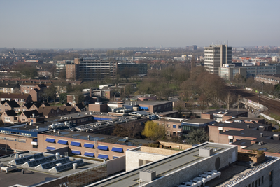 818251 Overzicht over het Noordse park en omgeving te Utrecht, vanaf het kantoorgebouw van de Belastingdienst ...